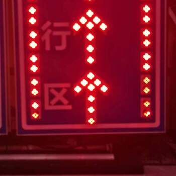 直行待駛區(qū)標牌